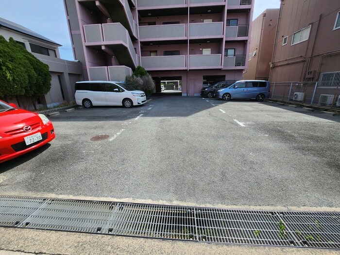 物件外観写真4　(駐車場)