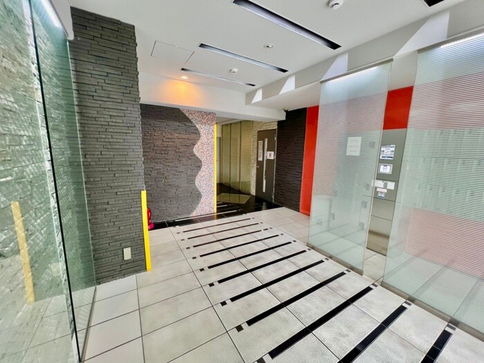 物件外観写真2　(エントランス部分)