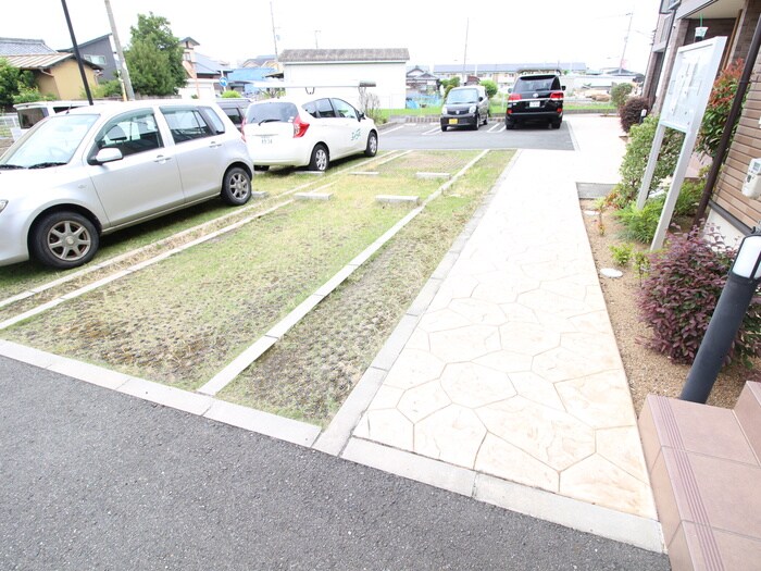 物件外観写真4　(駐車場)