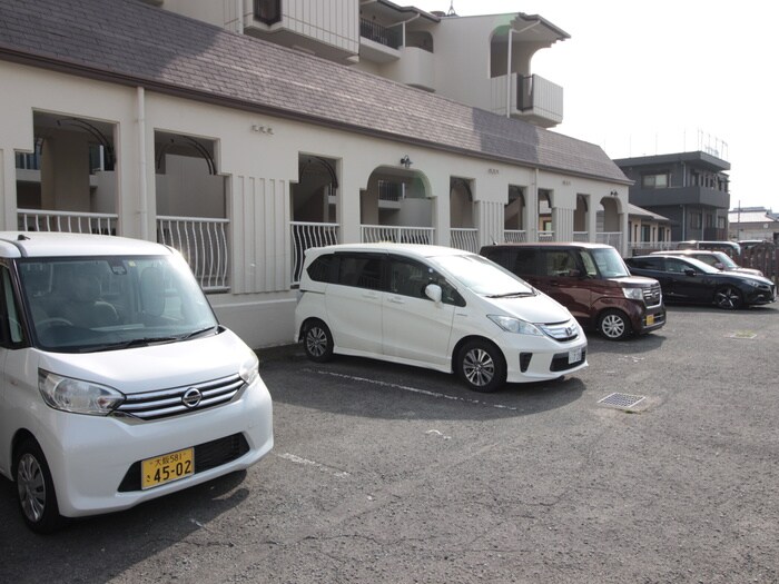物件外観写真4　(駐車場)