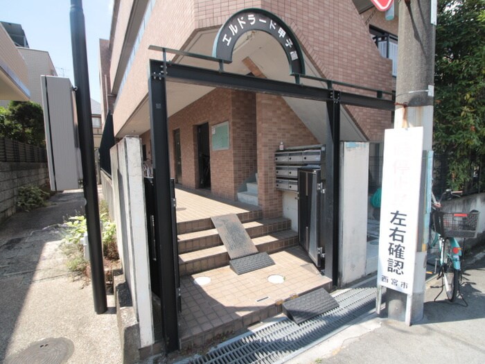 物件外観写真2　(エントランス部分)