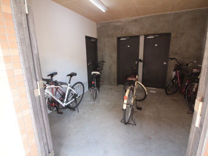 物件外観写真3　(駐輪場)