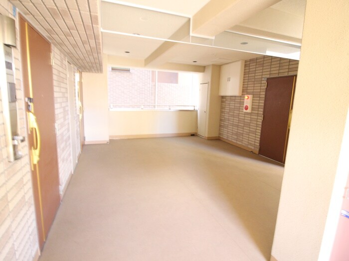 物件外観写真6　(エントランス部分)