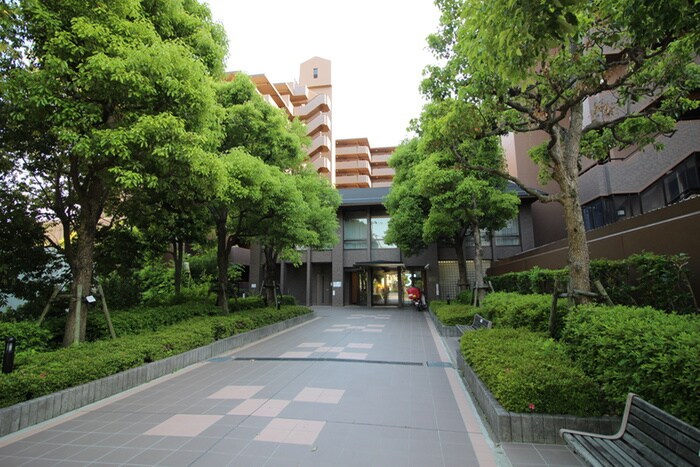 物件外観写真2　(エントランス部分)