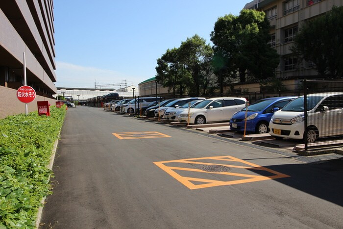 物件外観写真6　(駐車場)