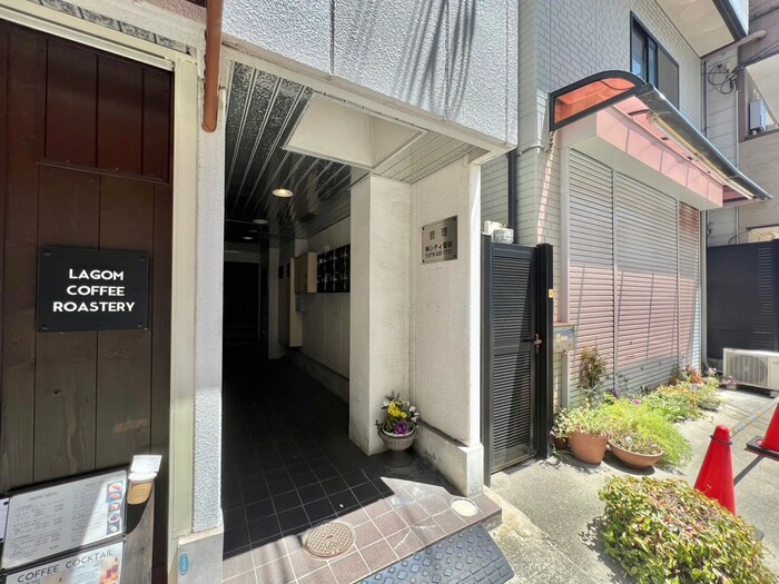 物件外観写真5　(エントランス部分)