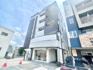 ONLYONE小花外観写真