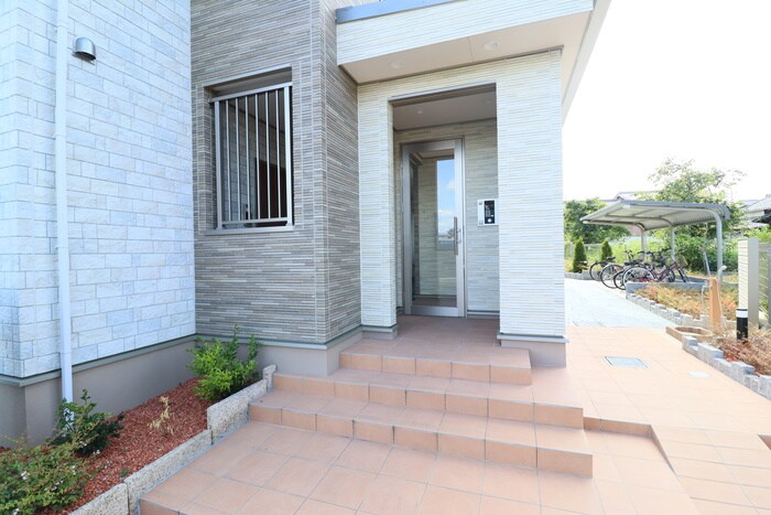 物件外観写真3　(エントランス部分)