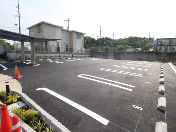 物件外観写真4　(駐車場)