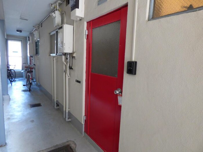 物件外観写真3　(エントランス部分)