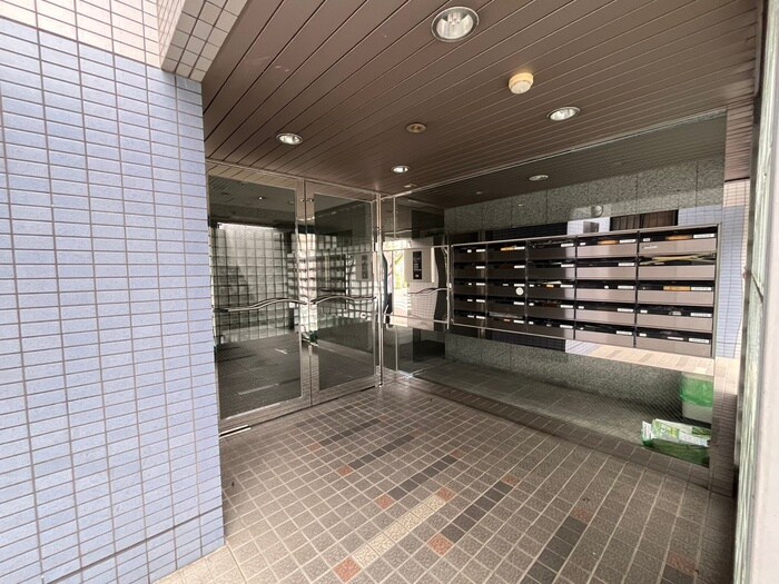 物件外観写真3　(エントランス部分)