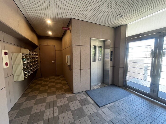 物件外観写真5　(エントランス部分)