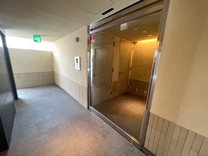 物件外観写真3　(エントランス部分)