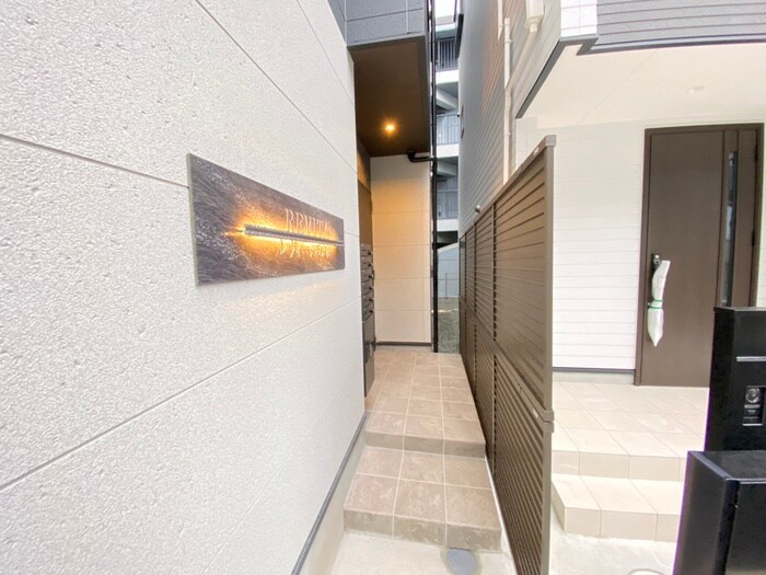 物件外観写真2　(エントランス部分)