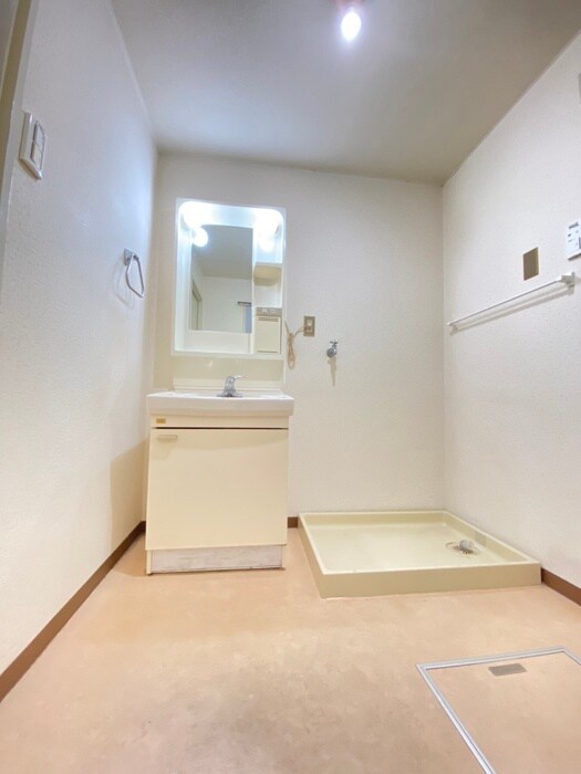 物件内観写真10　(洗濯機置場)