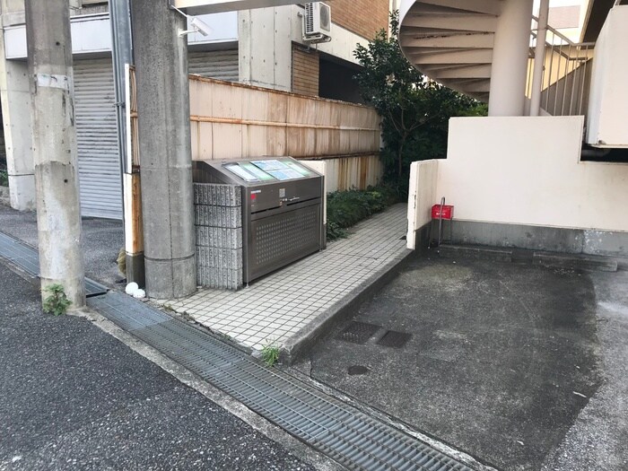 物件外観写真5　(エントランス部分)