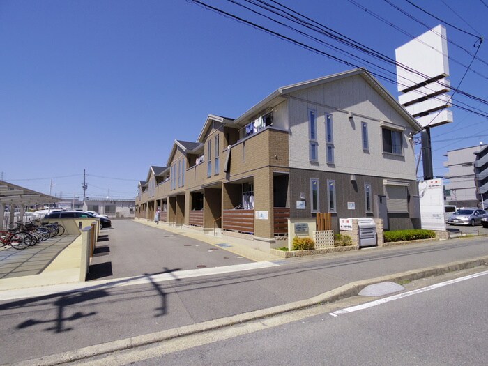 物件外観写真2　(エントランス部分)