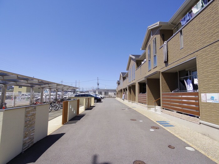 物件外観写真5　(駐車場)