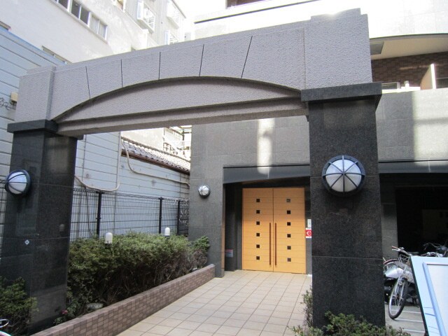 物件外観写真2　(エントランス部分)