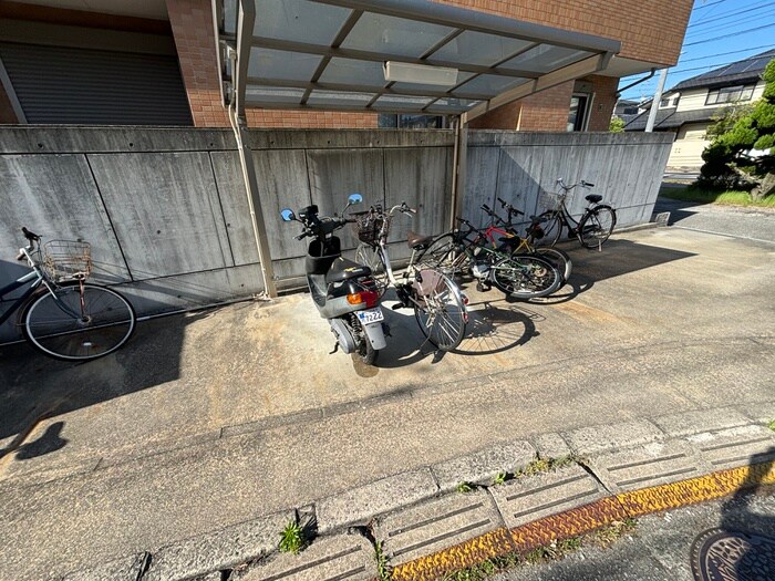 物件外観写真4　(駐輪場)