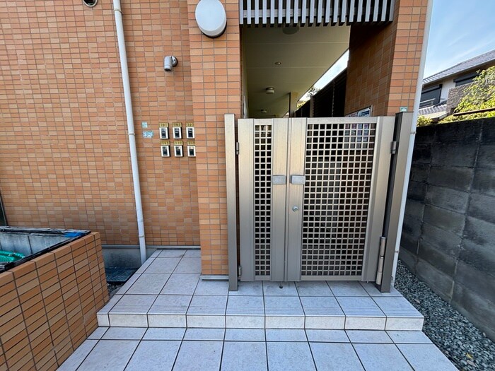 物件外観写真5　(エントランス部分)