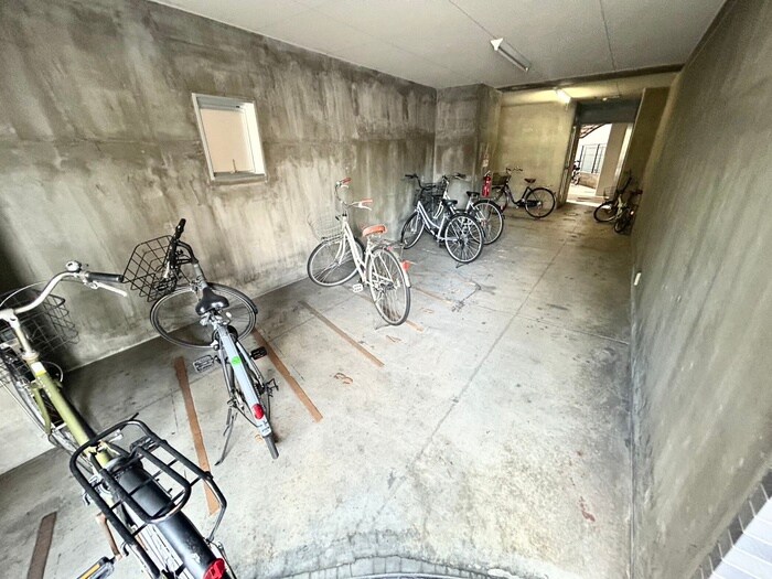物件外観写真3　(駐輪場)