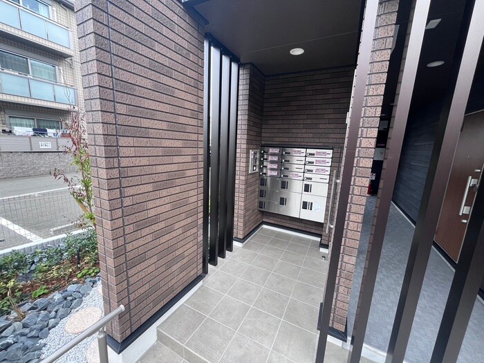 物件外観写真3　(エントランス部分)