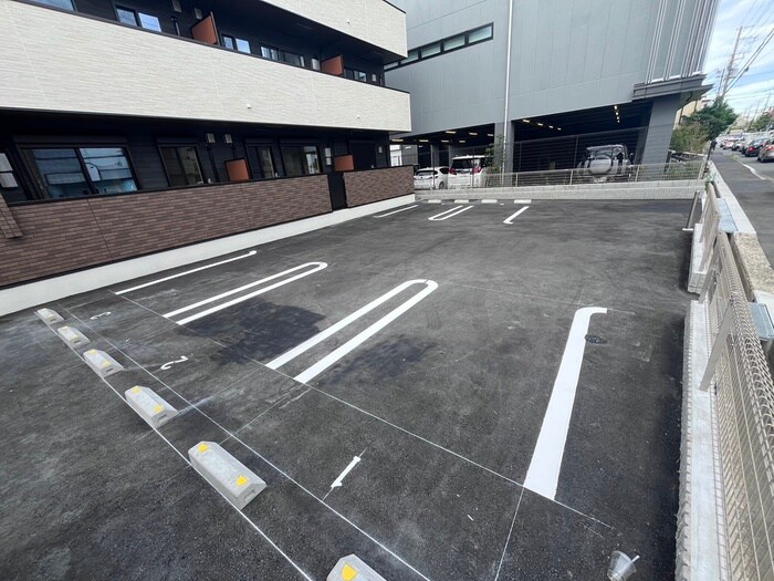 物件外観写真6　(駐車場)