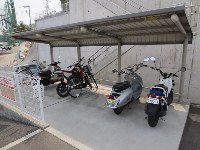 物件外観写真4　(駐輪場)