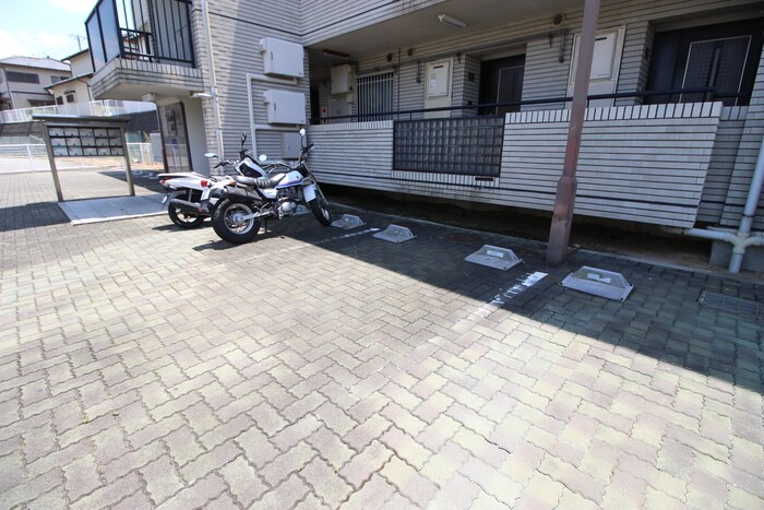 物件外観写真3　(駐車場)