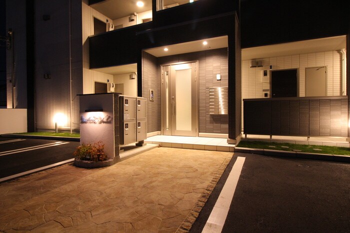 物件外観写真3　(エントランス部分)