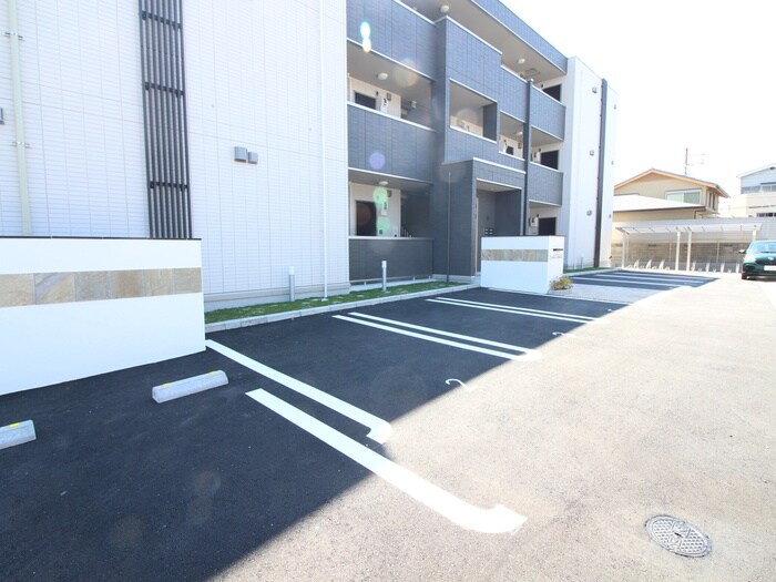 物件外観写真5　(駐車場)