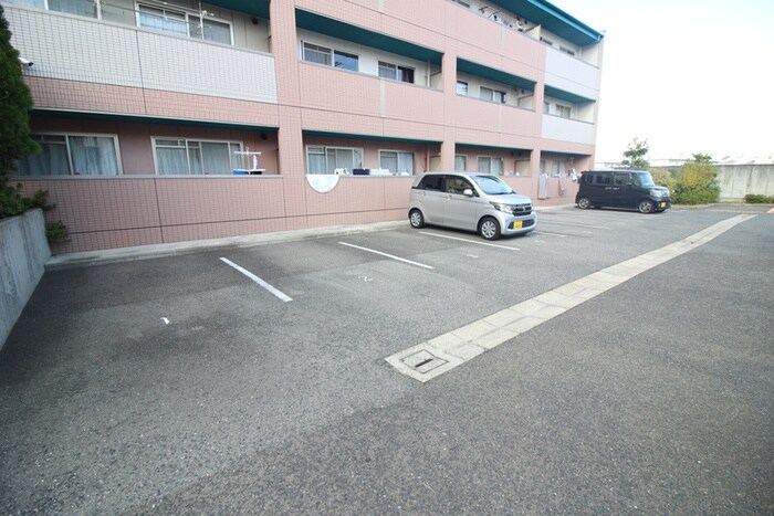 物件外観写真3　(駐車場)