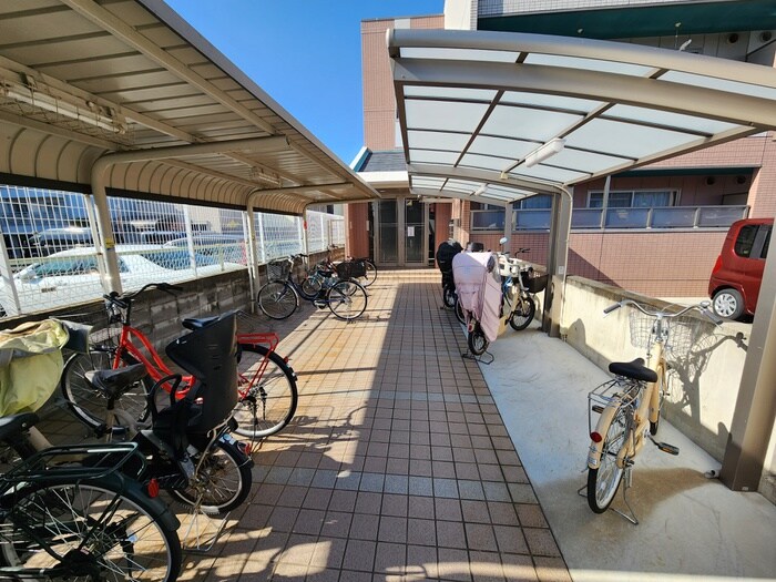 物件外観写真4　(駐輪場)