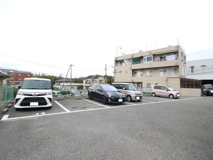 物件外観写真3　(駐車場)
