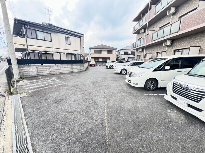 物件外観写真3　(駐車場)