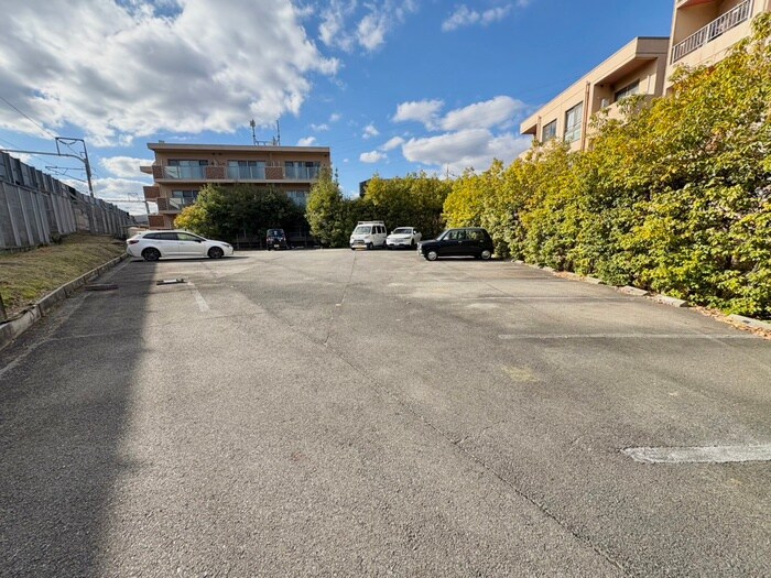 物件外観写真3　(駐車場)