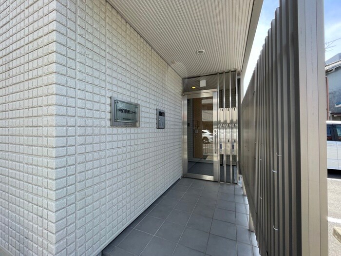 物件外観写真3　(エントランス部分)