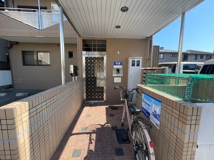 物件外観写真2　(エントランス部分)