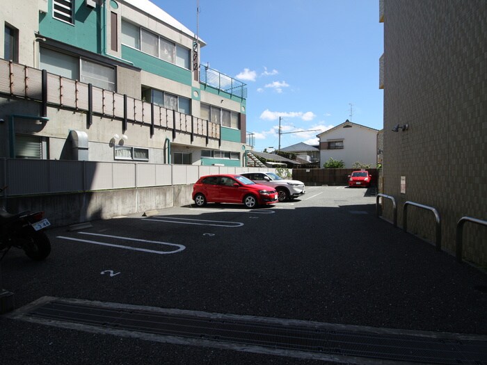 物件外観写真3　(駐車場)