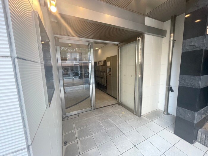 物件外観写真6　(エントランス部分)