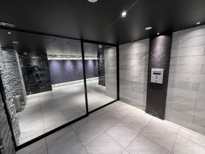 物件外観写真2　(エントランス部分)