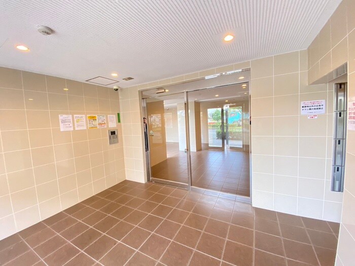 グランレブリー太秦天神川のエントランス部分