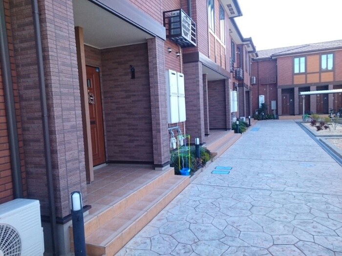 物件外観写真4　(エントランス部分)