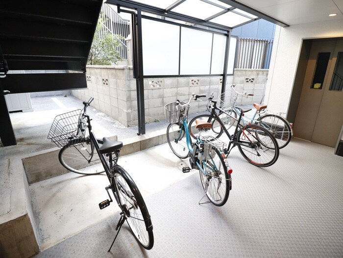 物件外観写真3　(駐輪場)