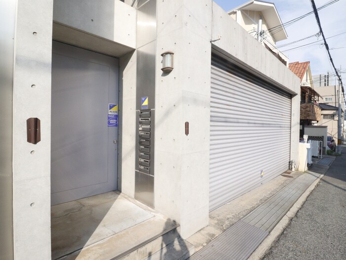 物件外観写真3　(エントランス部分)