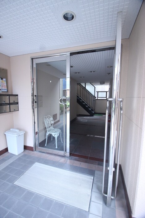 物件外観写真4　(エントランス部分)