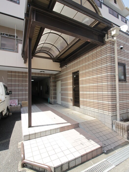 物件外観写真3　(エントランス部分)