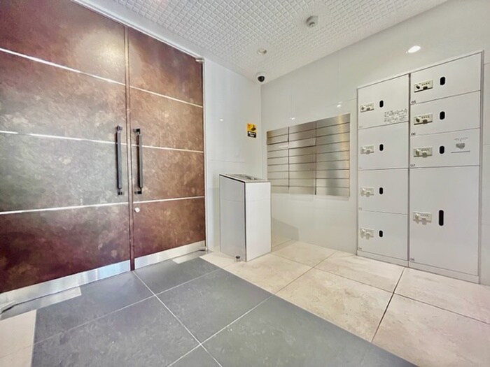 物件外観写真3　(エントランス部分)