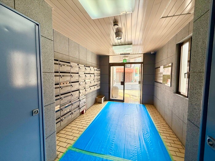 物件外観写真4　(エントランス部分)